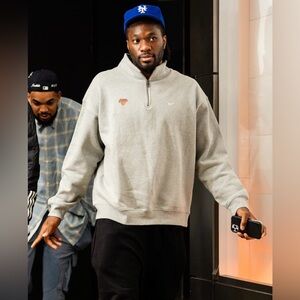 Knicks Nike Light Gray Quarter-Zip Pullover, Size L